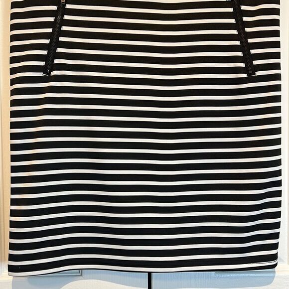 Black and‎ White Striped Knee Length Shirt Size 6 - Picture 3 of 7